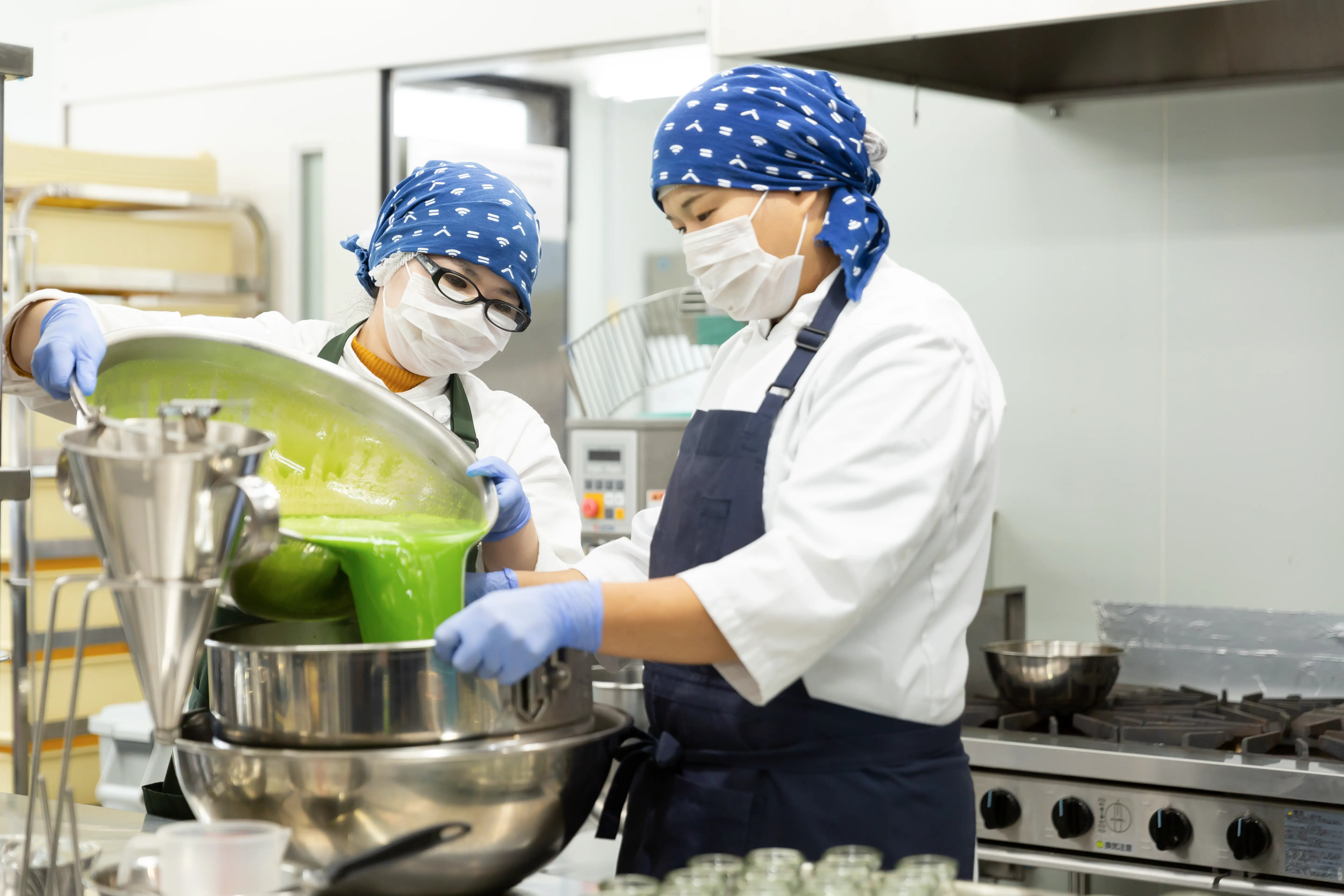 茶の手仕事 丁寧な選別